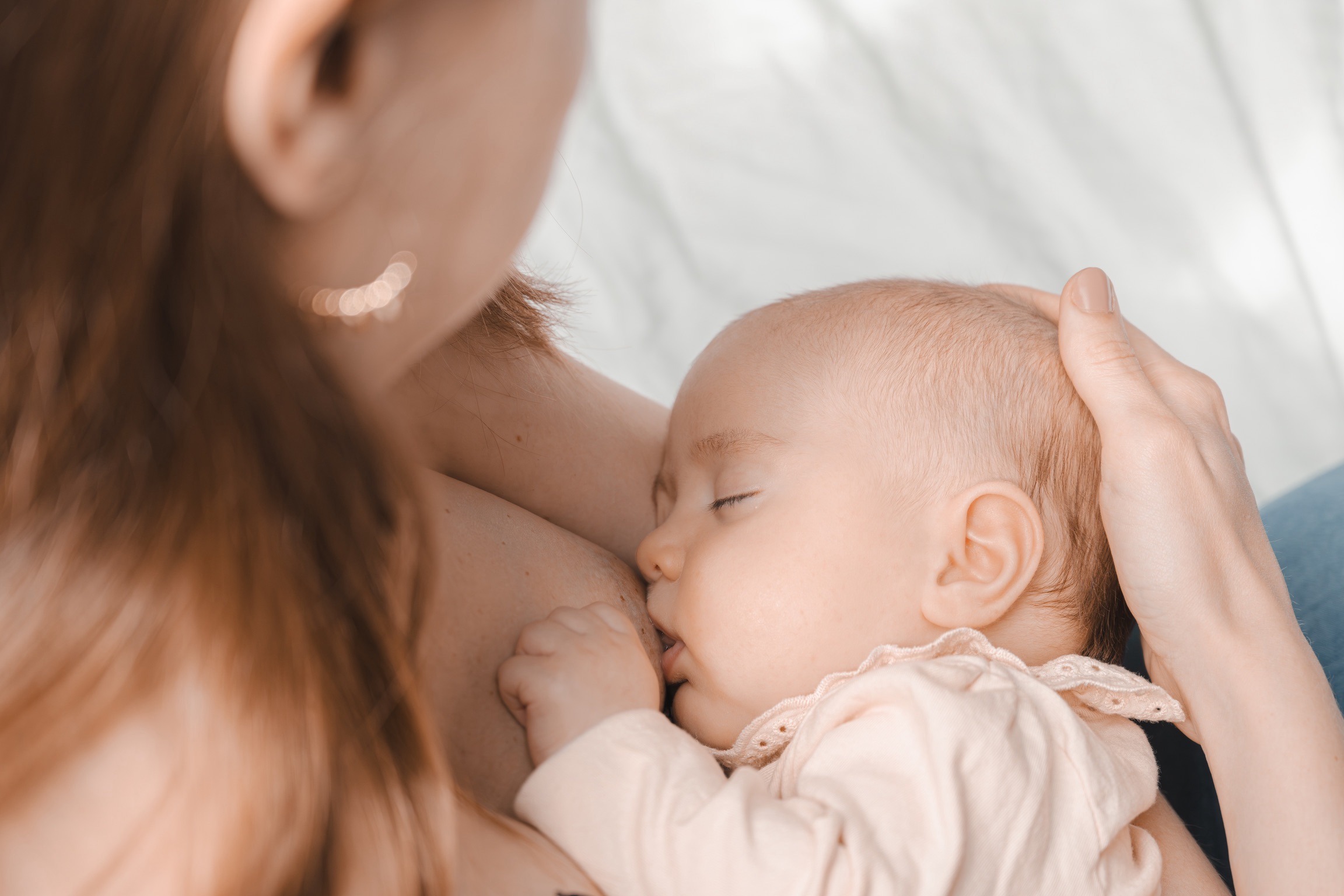 alt="Photographie intimiste de liens mère nouveau-né peau à peau"