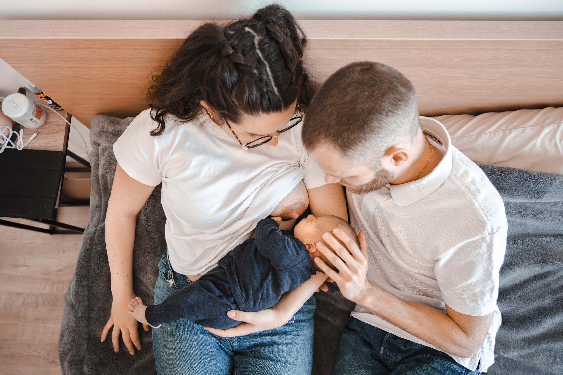 alt="Séance photo maternité peau à peau à domicile Ile-de-France"